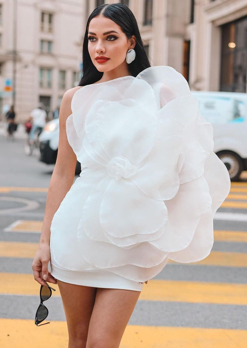 Bianca | Abito Mini a Spalla Scoperta con Fiori