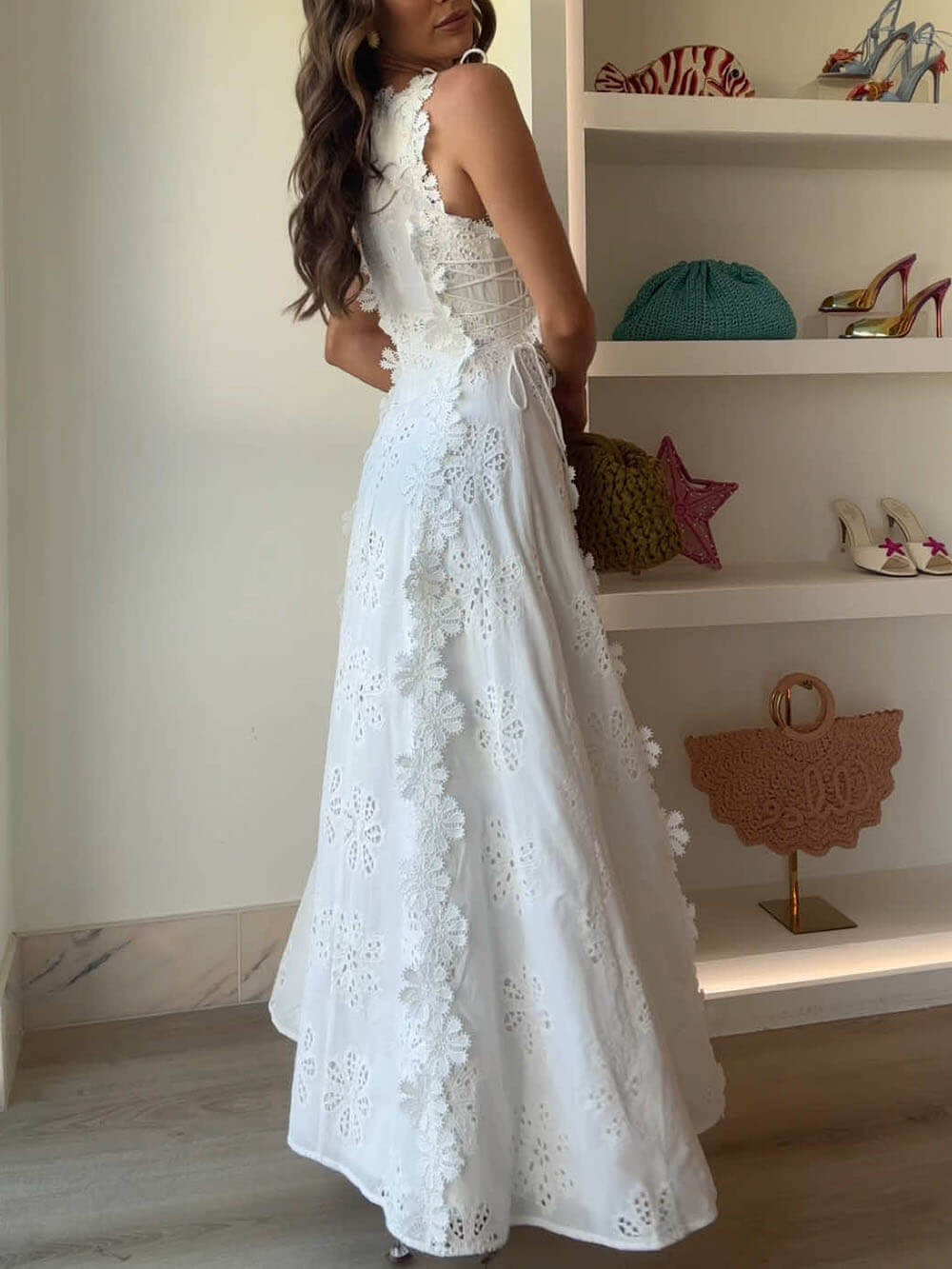 Delicato Abito Maxi con Pizzo e Lacci Laterali