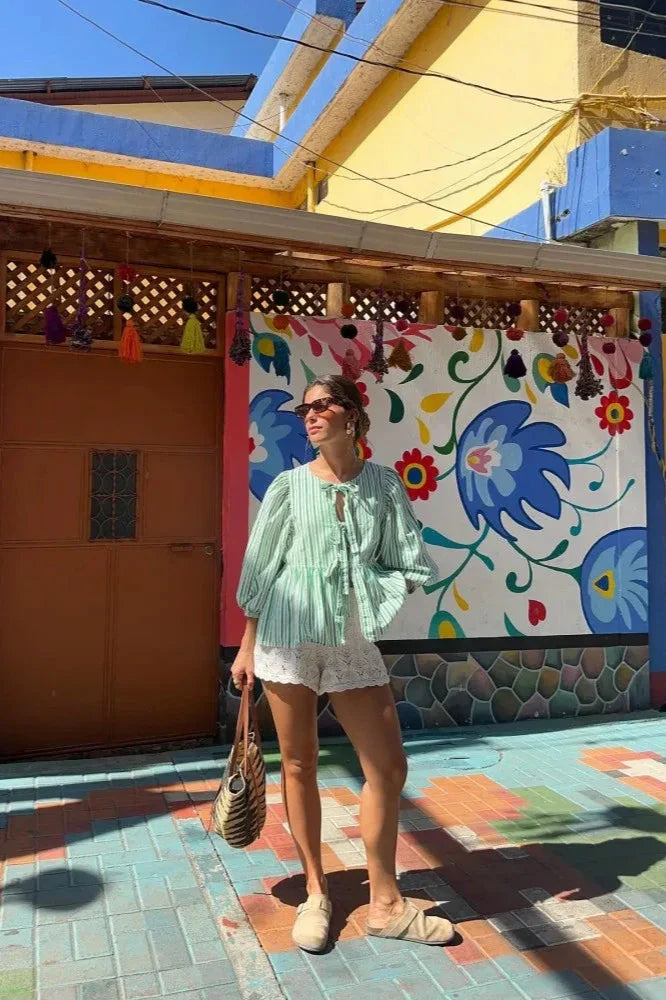 Sofia™ | Blusa corta a peplum con maniche a sbuffo e strisce verdi, decorata con fiocchetti