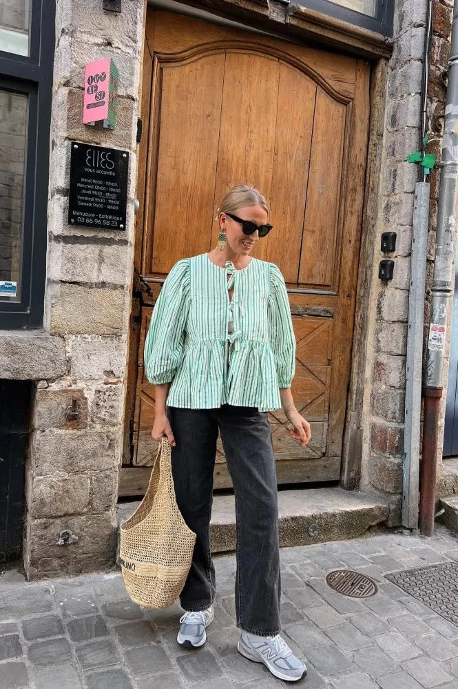 Sofia™ | Blusa corta a peplum con maniche a sbuffo e strisce verdi, decorata con fiocchetti