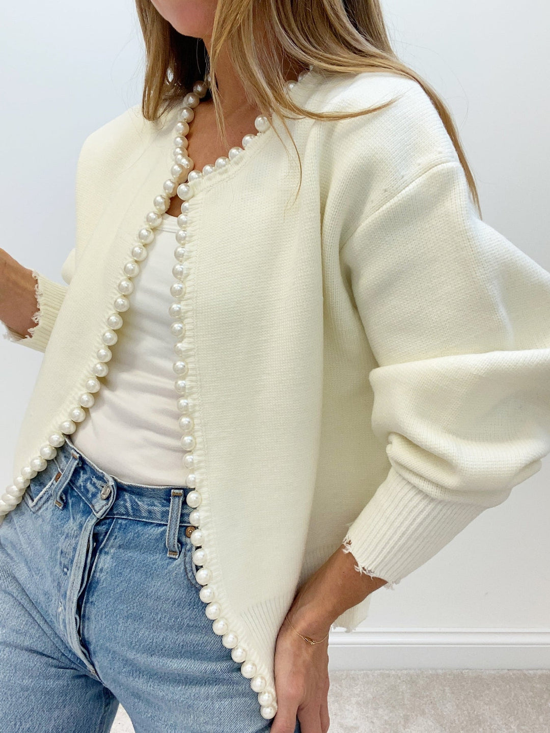 Cardigan con Orlo Strappato e Rifinitura in Perle