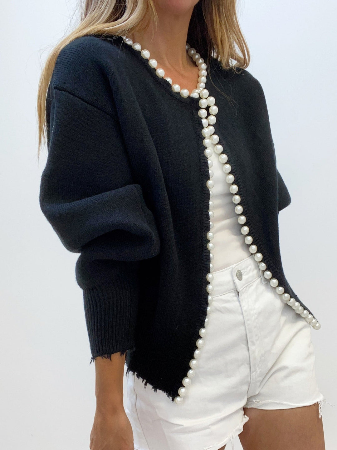 Cardigan con Orlo Strappato e Rifinitura in Perle